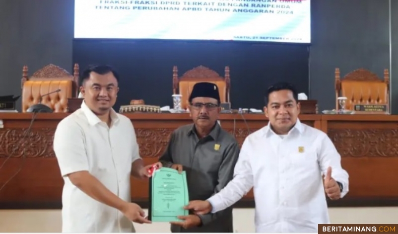 Bupati Dharmasraya Sutan Riska Tuanku Kerajaan saat menyampaikan jawaban terhadap pandangan fraksi DPRD terkait Ranperda Perubahan APBD 2024, Sabtu (21/9/2024). Foto: Kominfo Dharmasraya