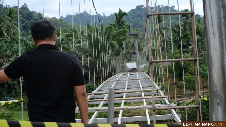 Bupati Dharmasraya Sutan Riska Tuanku Kerajaan ketika meninjau progres rehab rekonstruksi jembatan gantung Batang Sililik, Nagari Lubuk Karak, Kecamatan Sembilan Koto, Rabu (30/10/2024). Foto: Kominfo Dharmasraya