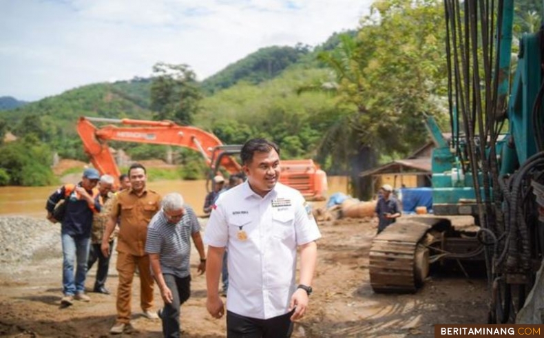 Bupati Dharmasraya, Sutan Riska Tuanku Kerajaan ketika meninjau progres pembangunan jembatan gantung Nagari Siguntur, Kecamatan Sitiung, Selasa (10/09/2024). Foto:Kominfo Dharmasraya