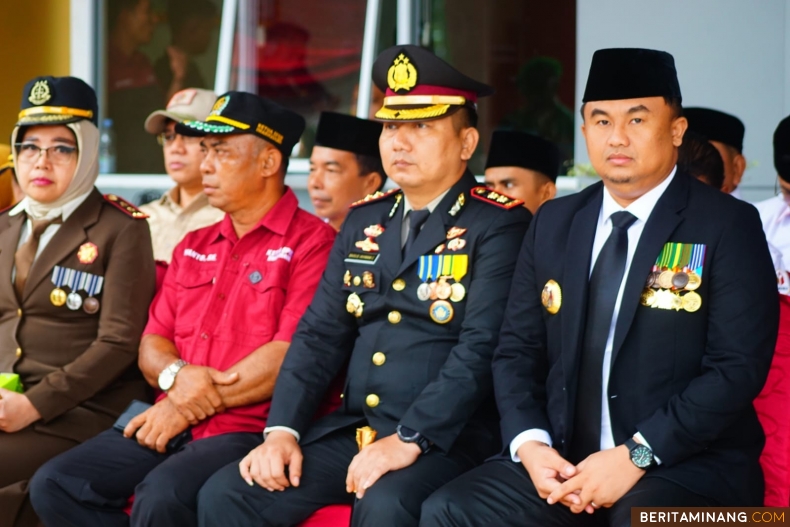 Bupati Dharmasraya Sutan Riska dan Forkopimpda saat hadiri upacara peringatan Hari Ulang Tahun (HUT) Bhayangkara ke 78, di halaman kantor bupati setempat, Pulau Punjung, Senin (01/07/2024). Foto: Kominfo Dharmasraya