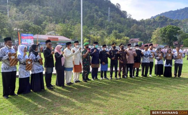 Para guru penulis foto bersama usai mendapat penghargaan dari Bupati Pessel Rusma Yul Anwar.