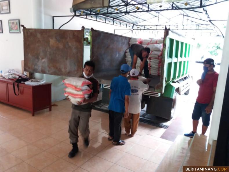 Bantuan untuk garin mesjid sedang didistribusikan. Foto Humas Pessel