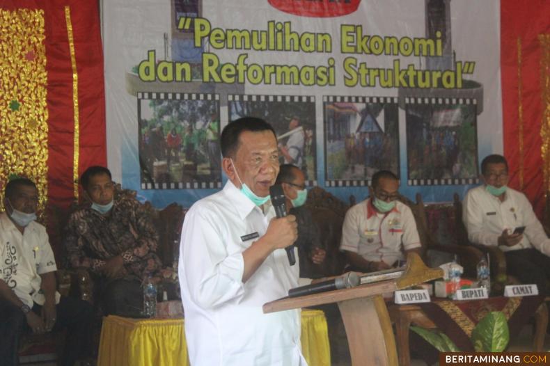 Bupati Pesisir Selatan, Rusma Yul Anwar, memberikan sambutan pada Musrenbang RKPD Kecamatan Ranah Pesisir tahun 2022, Rabu (3/3) di aula kantor camat setempat.