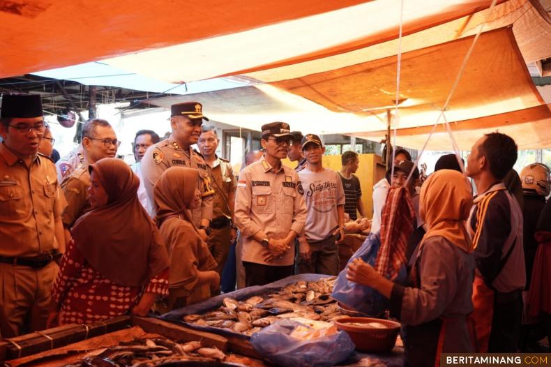 Bupati Safaruddin bersama Tim TPID saat sidak ke Pasar Sarilamak selasa(19/04) Foto : Dok Kominfo Liko