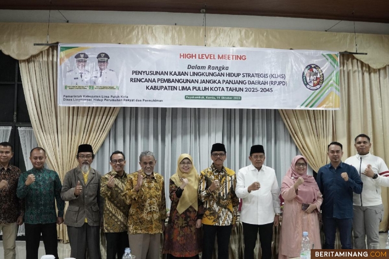 Bupati Safaruddin membuka KLHS Rencana Pembangunan Jangka Panjang Daerah (RPJPD) Kabupaten Limapuluh Kota 2025-2045, di Aula Rumah Dinas Bupati, Kamis (19/10/2023) Foto : Dok Do