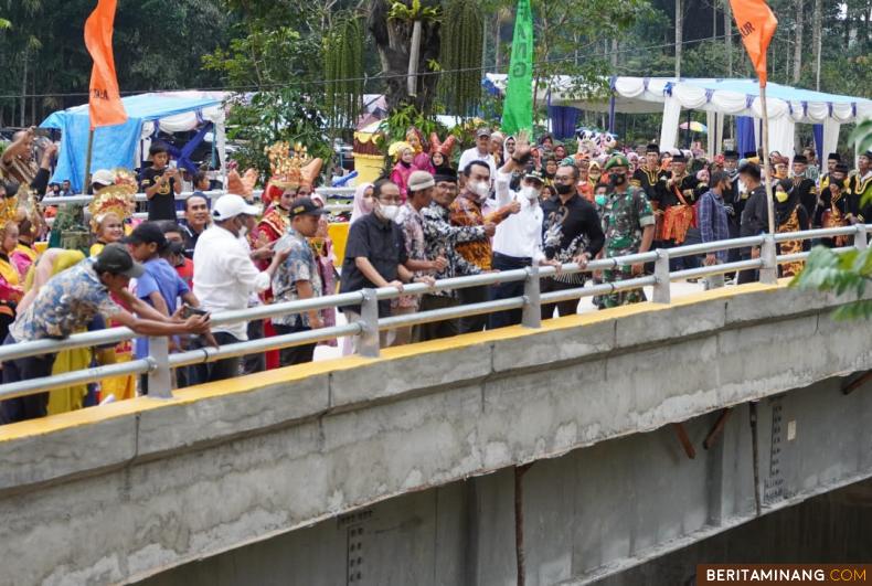 Bupati Safaruddin Resmikan Jembatan Jalan Sompik Talang Maua