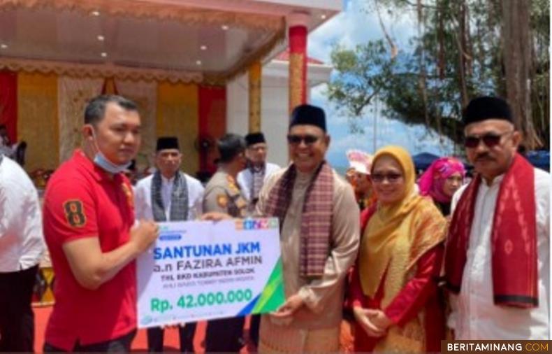 Bupati Solok, Epiyardi Asda saat menyerahkan santunan BPJAMSOSTEK kepada ahli waris dari staf Nagari dan pegawai honorer saat festival lima danau dalam memeringati HUT Kabupaten Solok yang ke 109 baru-baru ini. Dok.