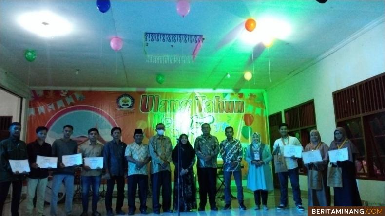 Sekdakab. Solsel, Dr. Syamsurizaldi, Anggota DPRD Solsel, Roni Ismaji, Ketua Yayasan WI Solsel, Eva Suryani, Camat Sungai Pagu, Darmansyah, Ketua Sekolah Tinggi WI Solsel foto bersama dengan penerima hadiah lomba saat malam syukuran Dies Natalis WI Solsel, Sabtu (12/2/2022). Afrizal. A