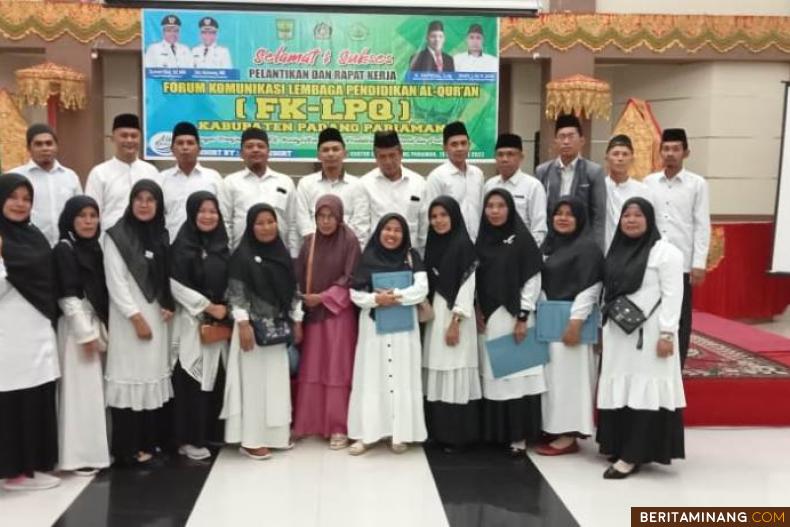 Foto bersama pengurus usai pengukuhan dan pelantikan FK LPQ Kabupaten Padang Pariaman, bertempat di Hall IKK Padang Pariaman di Parit Malintang, Rabu (15/02/2023). Foto: Kominfo Padang Pariaman