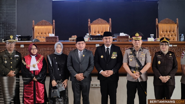 Bupati Dharmasraya saat menghadiri acara Pelantikan Wakil Ketua DPRD Kabupaten Dharmasraya Periode 2024-2029 di Gedung DPRD Kabupaten Dharmasraya, Senin, (23/09/24). Foto: Kominfo Dharmasraya