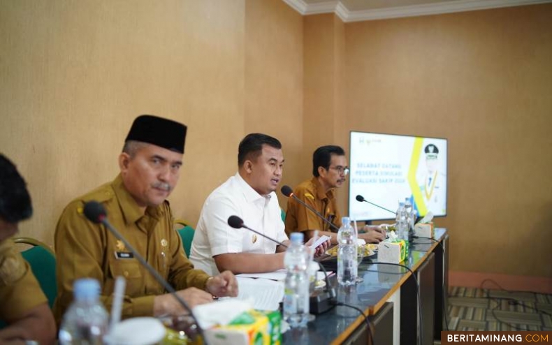 Bupati Dharmasraya, Sutan Riska Tuanku Kerajaan saat membuka persiapan evaluasi Sistem Akuntabilitas Kinerja Instansi Pemerintah (SAKIP), di Pulau Punjung, Senin, (15/07/24). Foto: Kominfo Dharmasraya