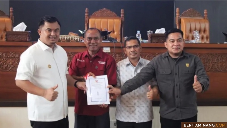 Bupati Sutan Riska saat serahkan Ranperda ke DPRD Kabupaten Dharmasraya di Ruang Rapat Utama DPRD Kabupaten Dharmasraya, Rabu (17/7/2024). Foto: Kominfo Dharmasraya