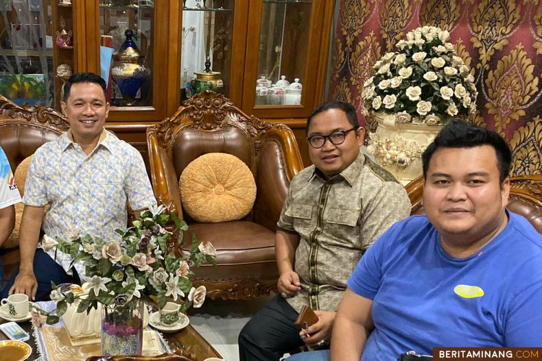 Cabup Sijunjung, Rizki Abdian Putra (kanan), selfie bersama H. Fikri Hidayat (tengah) dan Husni Thamrin (Cabup Pelalawan Riau) saat pertemuan di Pelalawan, Riau. Ist