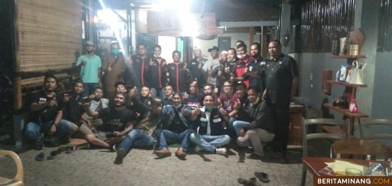 Pengurus dan anggota Komunitas Forum Oto Ranah Minang (FORM) foto bareng usai membentuk organisasi Selasa (22/9/2020) malam. Foto: Afrizal. A