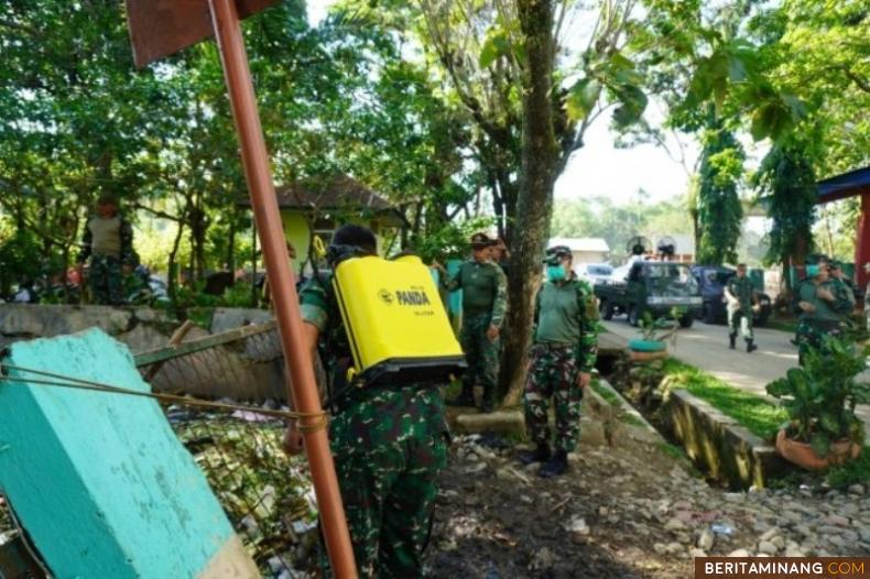 Danrem 032/Wbr Brigjen TNI Kunto Arief Wibowo meninjau area lokasi penyemprotan Bios 44. Foto Penrem 032