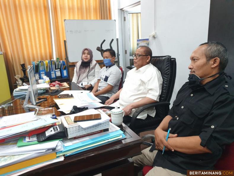 Kadis PMD Sumbar Drs. H. Syafrizal Ucok, MM dalam pembukaan TOT (Training ofs Trainer) Aplikasi Human Development Worker (eHDW) melalui aplikasi Zoom Meeting, Rabu (3/6/2020).