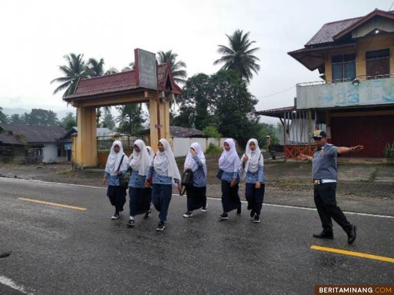 Dinas Perhubungan Padang Pariaman saat melakukan pengamanan di sekolah-sekolah yang merupakan Kawasan Zona Selamat Sekolah khususnya bagi sekolah yang terletak di daerah dengan arus lalu lintas padat dan jalan nasional.