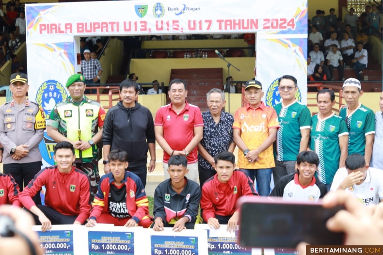 Coach Indra Syafri foto bersama dengan Pj Bupati Pesisir Selatan, Era Sukma Munaf usai membuka Turnamen Bupati Cup 2024 di Pesisir Selatan, di GOR H. Ilyas Yakub Painan, Rabu (23/10/2024). Foto: Kominfo Pessel