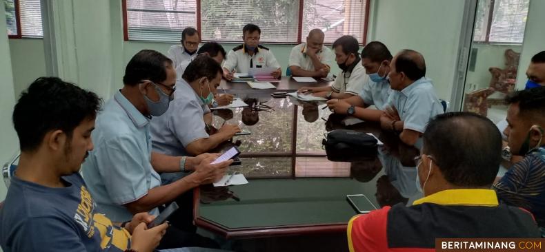 Fazril Ale Waketum II KONI Sumbar sekaligus Ketua Tim Teknis PON Sumbar didampingi Sekum KONI Sumbar Irnaldi Samin saat memimpin rapat persiapan coaching clinic, Rabu (5/8/2020). Foto Humas KONI Sumbar