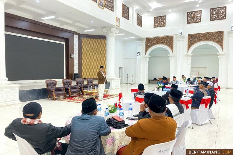 Silaturahmi Wako Bukittinggi Erman Safar dengan Dai dan Muballiegh di balairung rumah Dinas Wako, Rabu,(19/04). Foto : Diskominfo Bkt