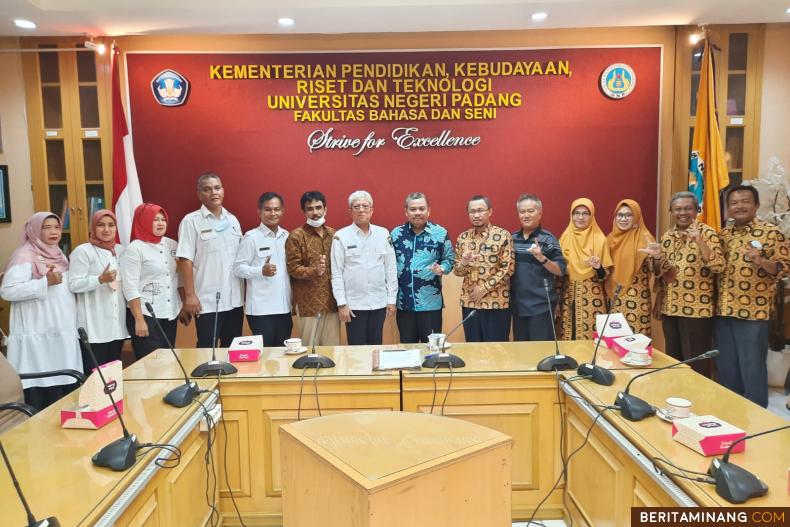 Dekan FBS UNP dan Kepala Dinas Kearsipan dan Perpustakaan lakukan penandatanganan naskah kerja sama pada Rabu (22/6) bertempat di ruang sidang FBS UNP Kampus Air Tawar Padang.