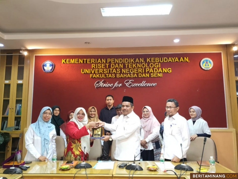 Departemen IIP Fakultas Bahasa dan Seni Universitas Negeri Padang melakukan kerja sama dengan Dinas Perpustakaan dan Kearsipan Kota Pekanbaru Provinsi Riau pada Senin (19/2) bertempat di ruang sidang FBS UNP Kampus Air Tawar Padang. Foto ET