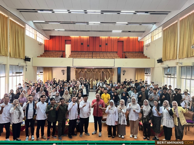 Dekan Fakultas Bahasa dan Seni Universitas Negeri Padang, Prof. Dr. Ermanto, S.Pd., M.Hum. foto bersama dengan peserta Lokakarya Kewirausahaan Pekan Kreativitas Mahasiswa di Ruang Serba Guna Fakultas Teknik Kampus UNP Air Tawar Padang pada Selasa (22/10/2024). Foto: MR