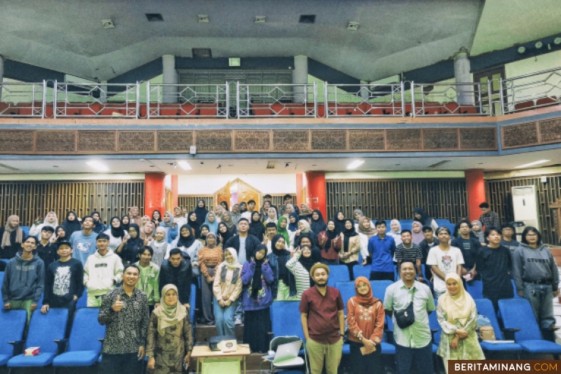 Kegiatan apresiasi Proyek Based Learning Mata Kuliah Ilmu Budaya Dasar bertempat di Teater Tertutup Mursal Esten Kampus FBS UNP Air Tawar Padang pada Rabu (18/12). Foto ET.