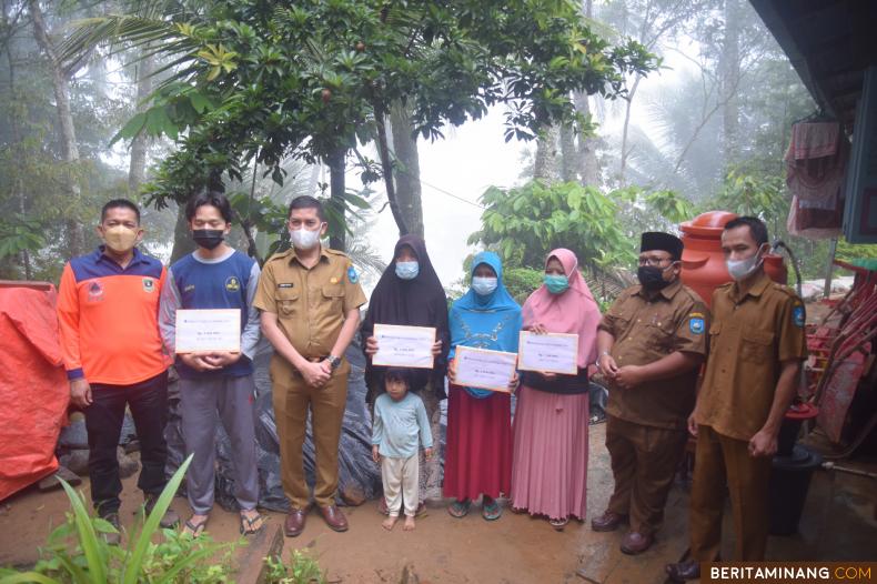 Wako Deri Asta usai penyerahan bantuan bersama korban bencana dan Kepala Desa di Desa Lumindai. Foto: Humas