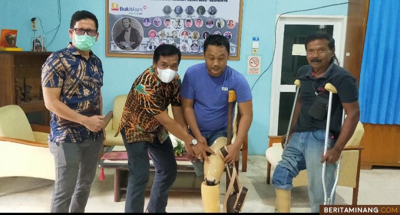 GM PT BA UPO Yulfaizon saat memasangkan kaki palsu kepada  Nanda Tanjung didampingi Asmen Umum dan Keuangan Alman Syarif di UPO. Foto : Iyos