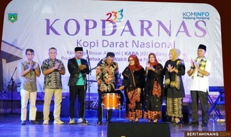 Penjabat (Pj) Wali Kota, Sonny Budaya Putra, A.P, M.Si, buka Musyawarah Besar (Mubes) bertajuk Kopi Darat Nasional (Kopdarnas) Pemilihan Pasangan Ketua dan Wakil Ketua KABA periode 2024-2026, Sabtu (10/2/2024), di Aula Boestanul Arifin Adam ISI. Foto: Kominfo Padang Panjang