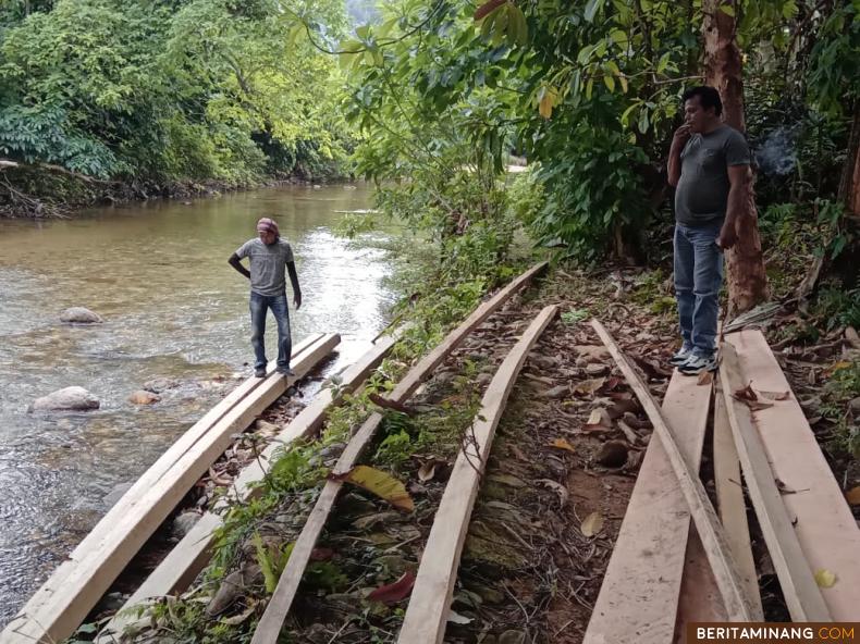 Tim Unit intel Kodim 0311/Pessel kembali turun ke kawasan Nagari Mandeh, Kecamatan Koto XI Tarusan, Kabupaten Pesisir Selatan (Pessel), Sabtu (29/1/2022), sebagai tindak lanjut penangkapan kayu sebelumnya.