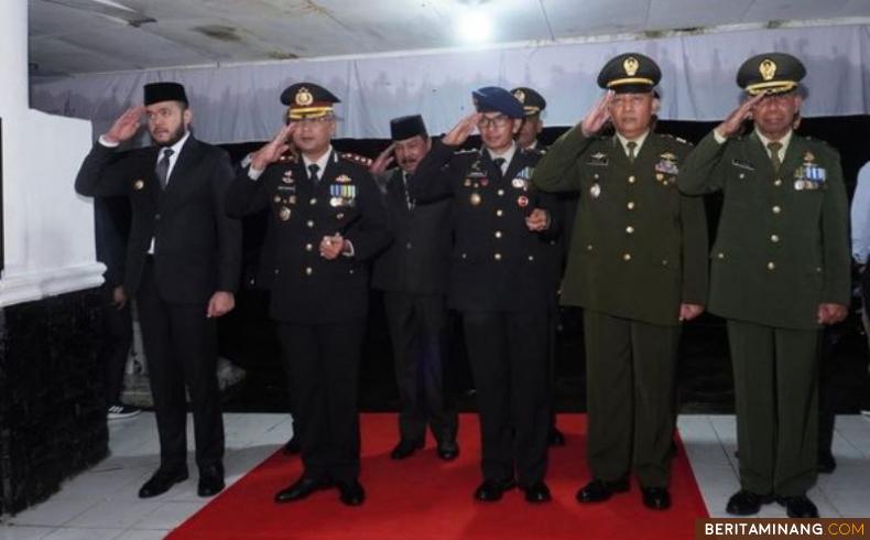 Suasana Apel Kehormatan dan Renungan Suci yang digelar di Taman Makam Pahlawan (TMP) Kusuma Sakti, Kota Padang Panjang berlangsung khidmat, Kamis (17/8/2023) dinihari. Foto: Kominfo Padang Panjang