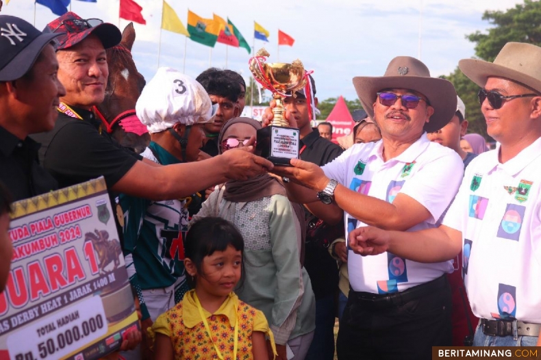 Pj. Wali Kota Payakumbuh Suprayitno, menyerahkan tropi pemenang pada Pacu Kuda Piala Gubernur 2024.di Gelanggang Pacu Kuda Kubu Gadang, Payakumbuh, Minggu (13/10/2024).  Foto : Dok Do