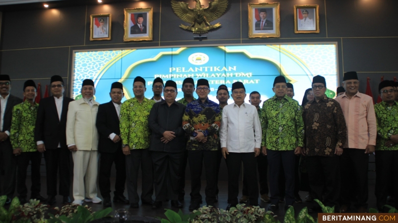 Ketua Umum Pengurus Pusat Dewan Masjid Indonesia, Jusuf Kalla foto bersama usai mengukuhkan Pengurus Wilayah DMI Sumatera Barat (Sumbar) periode 2024-2029, di Auditorium Gubernuran, Minggu (15/12/2024). Foto: Biro Adpim Sumbar