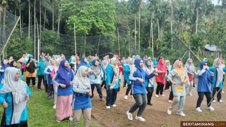 Kegiatan senam massa petugas Dinas Kesehatan dan warga saat lakukan Aksi Cegah Stunting di Nagari Taratak Tangah Lumpo, Kamis (8/6/2023). Foto: Kominfo Pessel