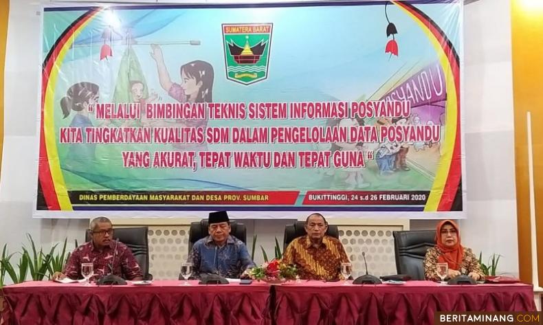 Kepala Dinas PMD Sumbar Drs. H. Syafrizal, MM. (dua kanan) saat membuka penyelenggaraan Bimtek. Ist