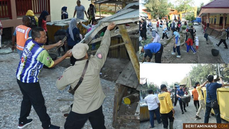 Walikota Pariaman, Genius Umar turut serta bergotong royong bersama dengan pilar pilar sosial Kota Pariaman, di Pantai Gandoriah, Sabtu (30/11/2019)