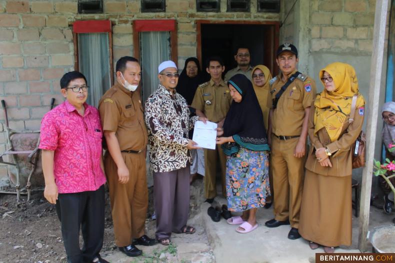 Kadis Sosial Irwan Suwandi, Ketua BAZNAS Kota Payakumbuh Ust. Hamdi dan Camat Payakumbuh Timur Hepi dan Lurah Tiakar Menyerahkan Bantua. Foto : Dok Kominfo Payakumbuh