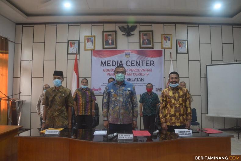 Plt. Bupati H. Abdul Rahman, Ketua DPRD,  Zigo Rolanda, Sekdakab. Solsel. H. Yulian Efi dalam suatu acara vidcom terkait penanganan covid-19. Foto-Foto Humas Solsel