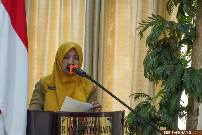 Kepala Dinkes Kota Padang Panjang, dr. Faizah ketika memberikan sambutan dalam kegiatan Orientasi Posyandu Terintegrasi (Posyandu Siklus Hidup) bagi Tim Pembina Posyandu Kota Padang Panjang, di Aula Hotel Rangkayo Basa, Selasa (3/12/2024). Foto: Kominfo Padang Panjang