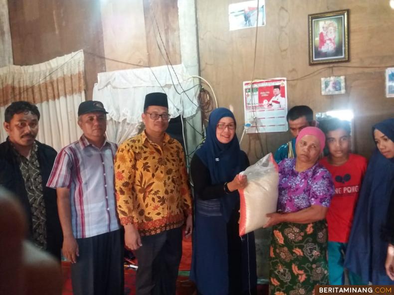 Kepala Bidang Perlindungan, Jaminan Sosial dan.Penanganan Fakir Miskin, Dinsos PP dan PA Rita Susandra, S.Pi, M.Si bersama Kabag Humas Rinaldi Dasar serahkan bantuan. Foto Humas Pessel