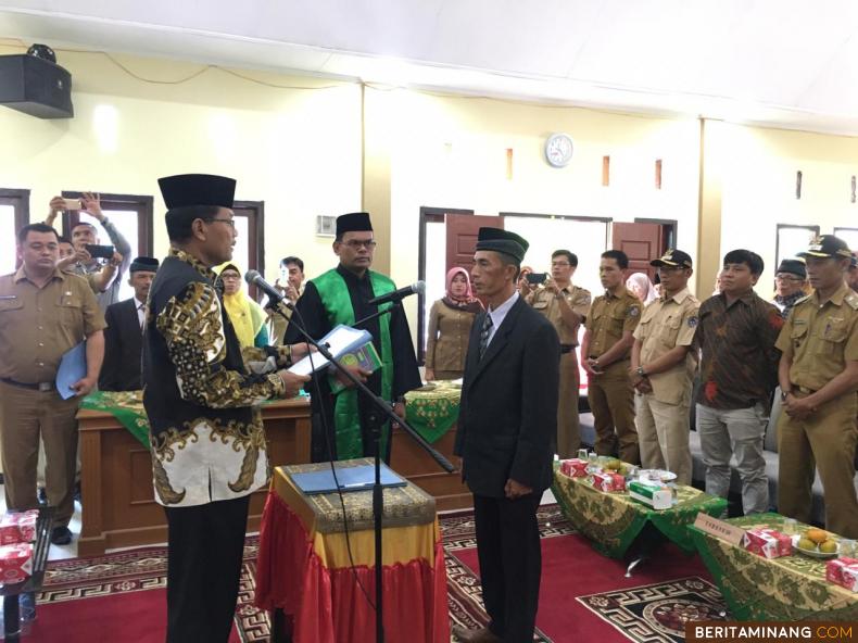 Bupati Irfendi Arbi mengambil Sumpah Pj Walinagari Suayan