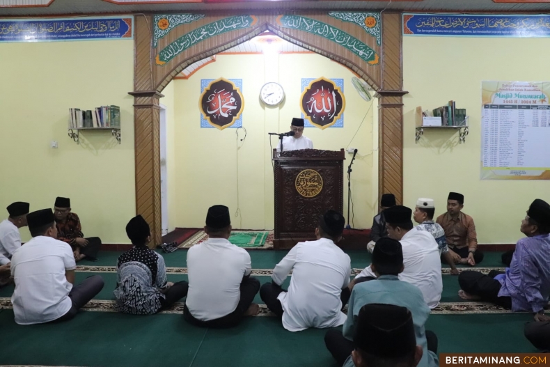 Pj Wako Jasman yang memimpin Tim 1 TSR Pemko Payakumbuh yang mengunjungi Masjid Munawaroh di Kelurahan Koto Tangah, Kecamatan Payakumbuh Barat,Selasa (19/03/2024) malam Foto : Dok Do