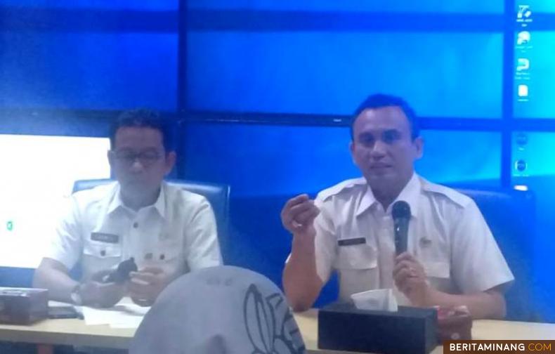 Kepala Dinas Perdagangan Kota Padang Endrizal dalam kegiatan diseminasi informasi bersama Dinas Kominfo Padang di Ruangan Padang Command Center (PCC)