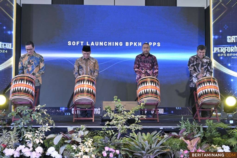 Wakil Menteri Agama (Wamenag) RI, Muhammad Syafi'i, secara resmi meluncurkan aplikasi terbaru Badan Pengelola Keuangan Haji (BPKH) yang dinamai BPKH Apps di Santika Premier Hotel, Padang, Sabtu (2/11/2024). Foto: Biro Adpim Sumbar