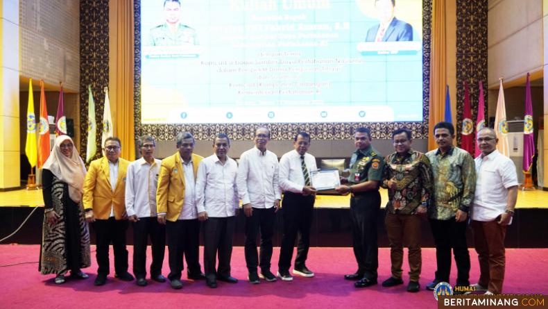 Rektor UNP Prof. Ganefri Ph.D foto bersama dengan Direktur Sumber Daya Pertahanan Kementerian Pertahanan RI, Brigjen TNI Fahrid Amran, S.H usai kegiatan, Selasa (15/11/2022). Foto: Humas UNP