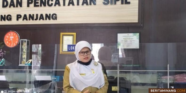 Kepala Dinas Kependudukan dan Pencatatan Sipil Kota Padang Panjang Dra. Maini.