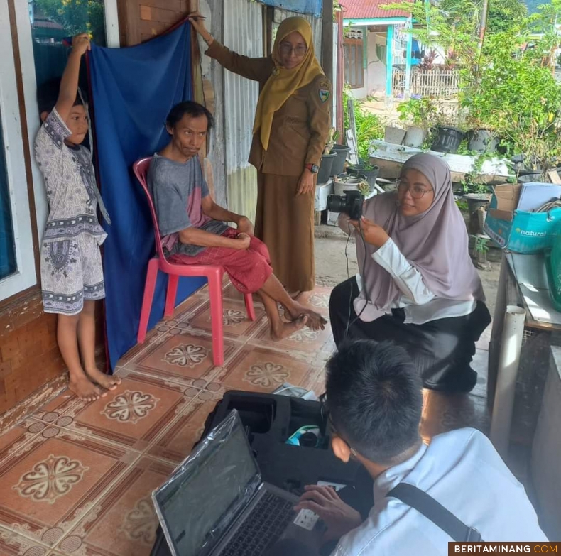 Petugas Disdukcapil ketika melakukan perekaman E-KTP bagi disabilitas dan lansia Lansia di Nagari Painan Selatan, Kecamatan IV  Jurai, Selasa (5/11/2024). Foto: Kominfo Pessel