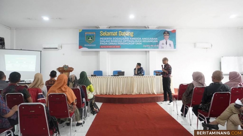 Suasana Dinas Perdagangan, Koperasi dan Usaha Kecil dan Menengah (Disperdakop UKM) Kota Padang Panjang saat menggelar sosialisasi kinerja keuangan di Aula Senja Kenangan, Kamis (1/2/20204). Foto: Kominfo Padang Panjang